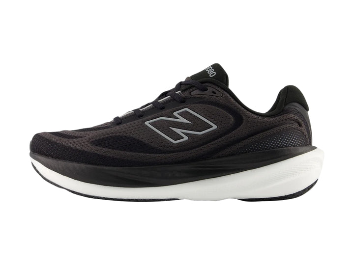 Tenis New Balance color negro con suela blanca y logotipo N en el lateral.