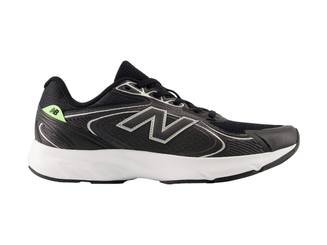 Tenis deportivos New Balance color negro con suela blanca y detalles laterales en blanco.