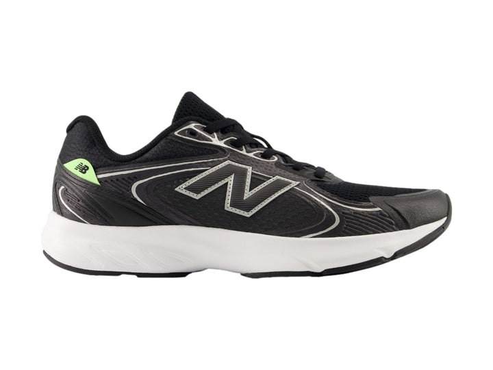 Tenis deportivos New Balance color negro con suela blanca y detalles laterales en blanco.