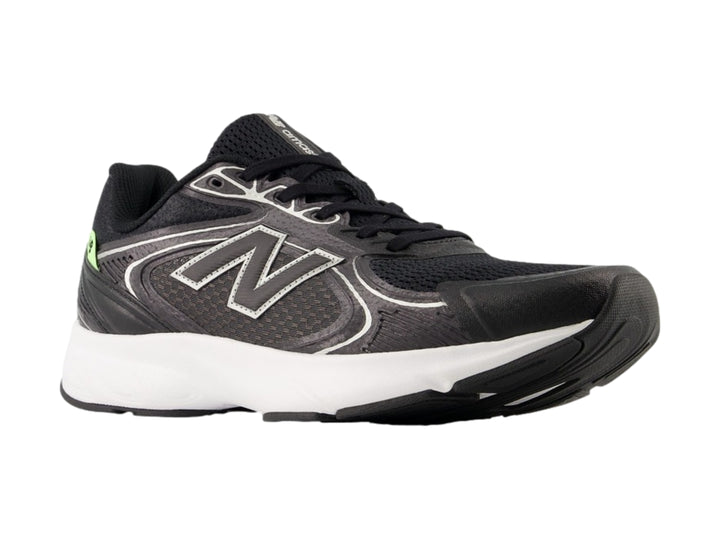 Tenis deportivos New Balance color negro con suela blanca y detalles laterales en blanco.