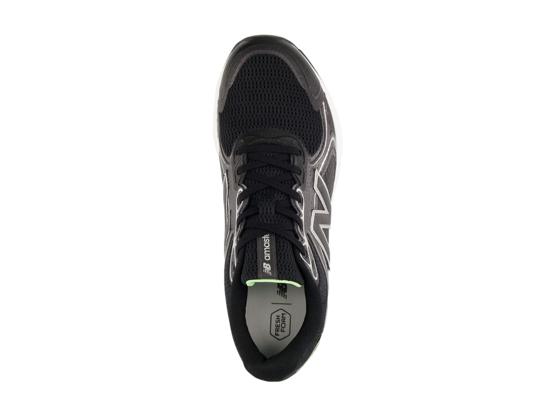 Tenis deportivos New Balance color negro con suela blanca y detalles laterales en blanco.