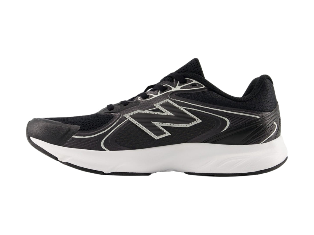 Tenis deportivos New Balance color negro con suela blanca y detalles laterales en blanco.