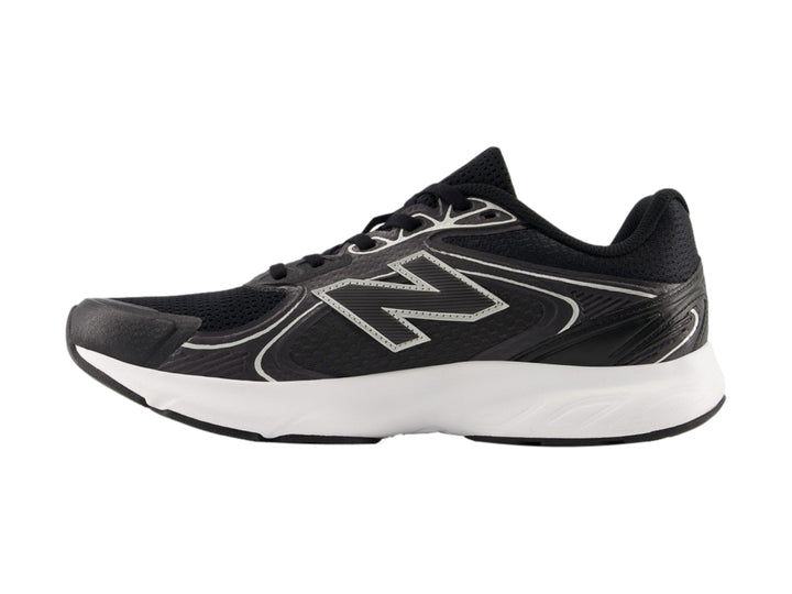 Tenis deportivos New Balance color negro con suela blanca y detalles laterales en blanco.