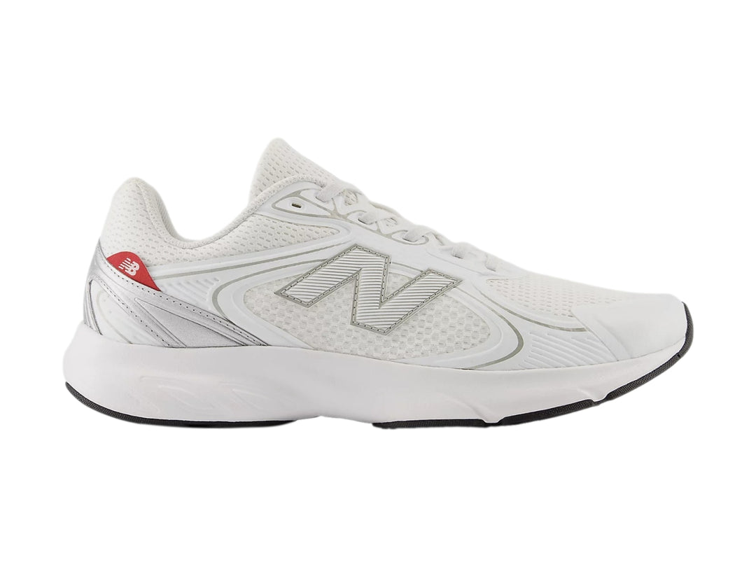 Tenis deportivos New Balance color blanco con suela negra y tejido de malla.