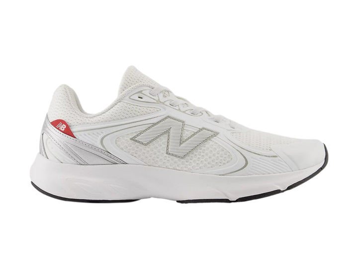 Tenis deportivos New Balance color blanco con suela negra y tejido de malla.