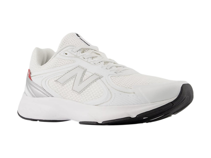 Tenis deportivos New Balance color blanco con suela negra y tejido de malla.