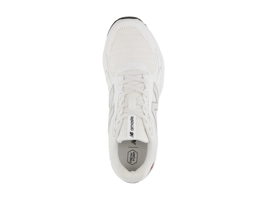 Tenis deportivos New Balance color blanco con suela negra y tejido de malla.
