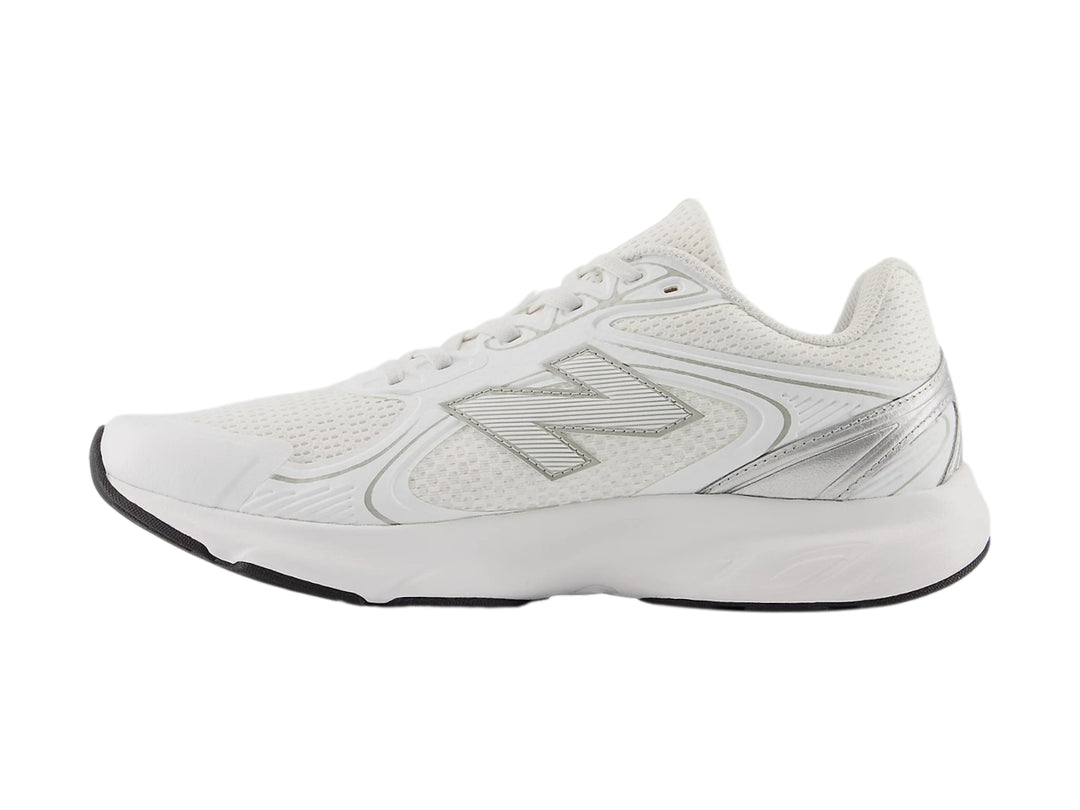 Tenis deportivos New Balance color blanco con suela negra y tejido de malla.