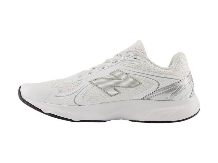 Tenis deportivos New Balance color blanco con suela negra y tejido de malla.