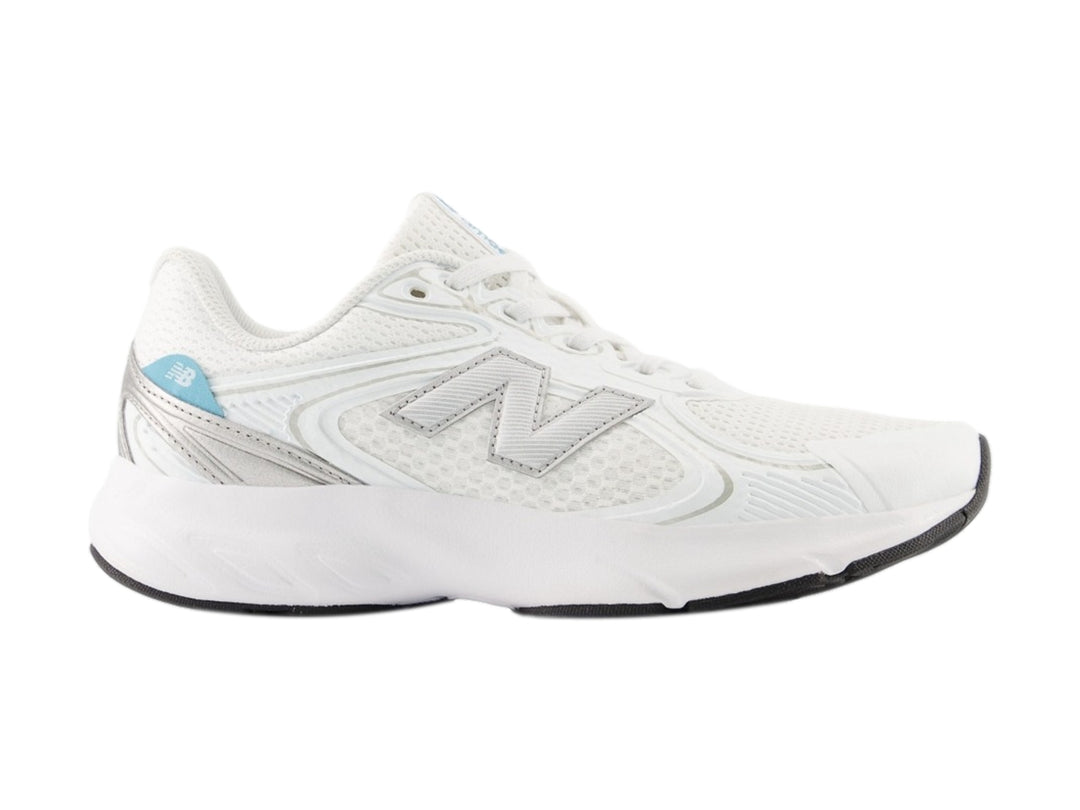 Tenis New Balance color blanco con detalles en gris y azul, diseño deportivo de malla transpirable.