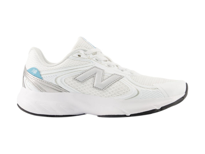 Tenis New Balance color blanco con detalles en gris y azul, diseño deportivo de malla transpirable.