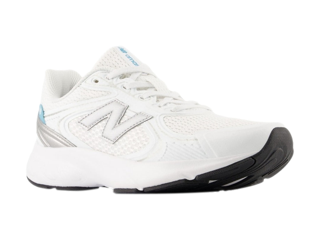 Tenis New Balance color blanco con detalles en gris y azul, diseño deportivo de malla transpirable.