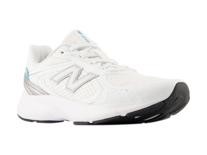 Tenis New Balance color blanco con detalles en gris y azul, diseño deportivo de malla transpirable.