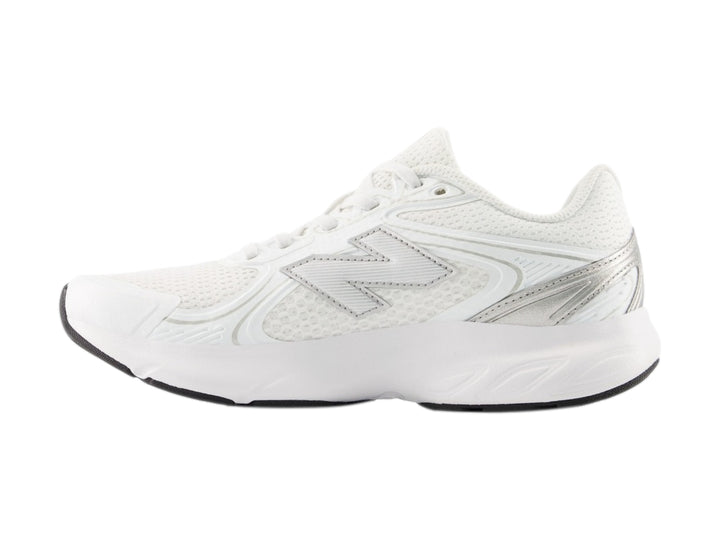 Tenis New Balance color blanco con detalles en gris y azul, diseño deportivo de malla transpirable.