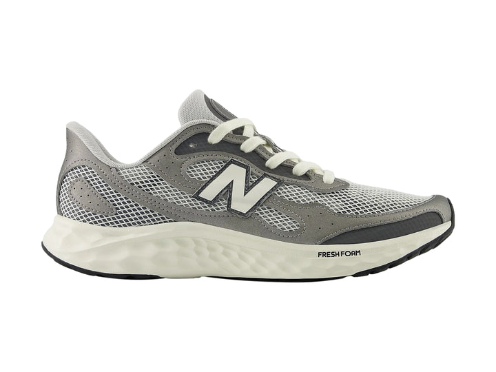 Tenis New Balance Arishi color gris con suela blanca y detalles en malla para hombre.