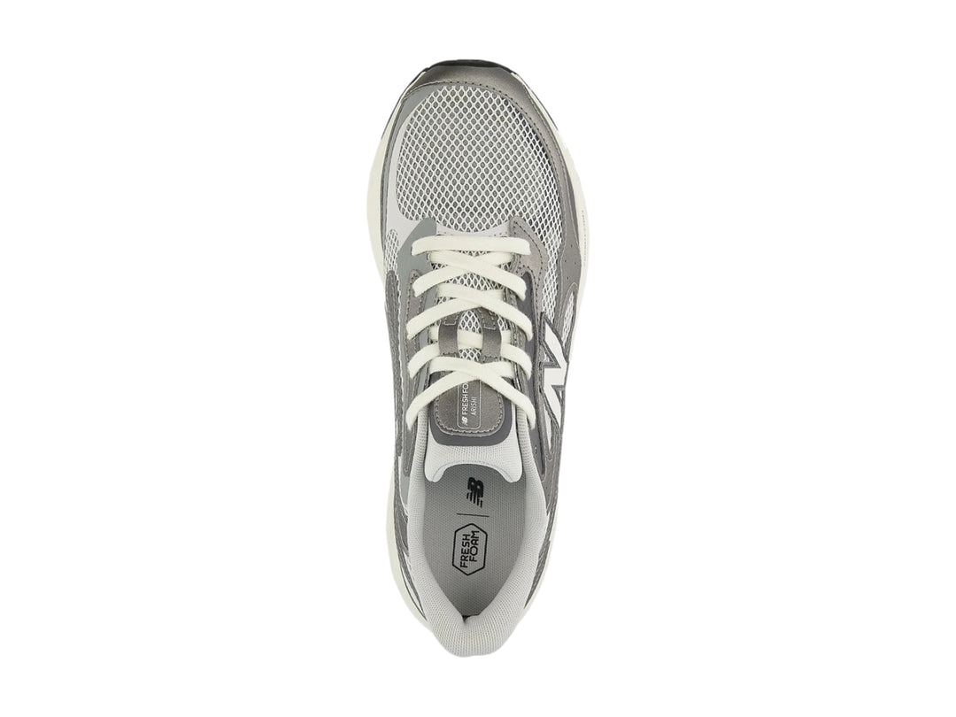 Tenis New Balance Arishi color gris con suela blanca y detalles en malla para hombre.
