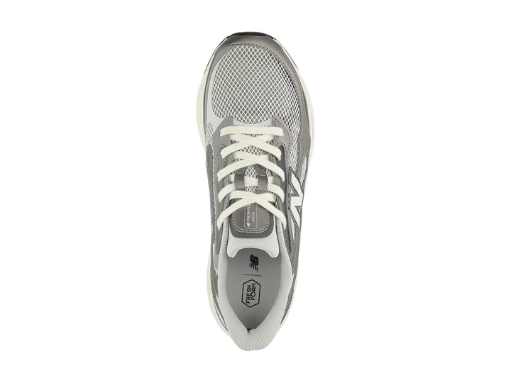 Tenis New Balance Arishi color gris con suela blanca y detalles en malla para hombre.