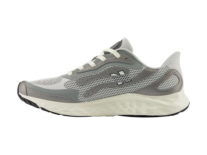 Tenis New Balance Arishi color gris con suela blanca y detalles en malla para hombre.