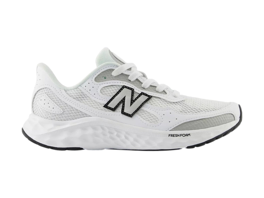 Tenis New Balance Arishi color blanco para mujer con suela Fresh Foam y detalles en gris.