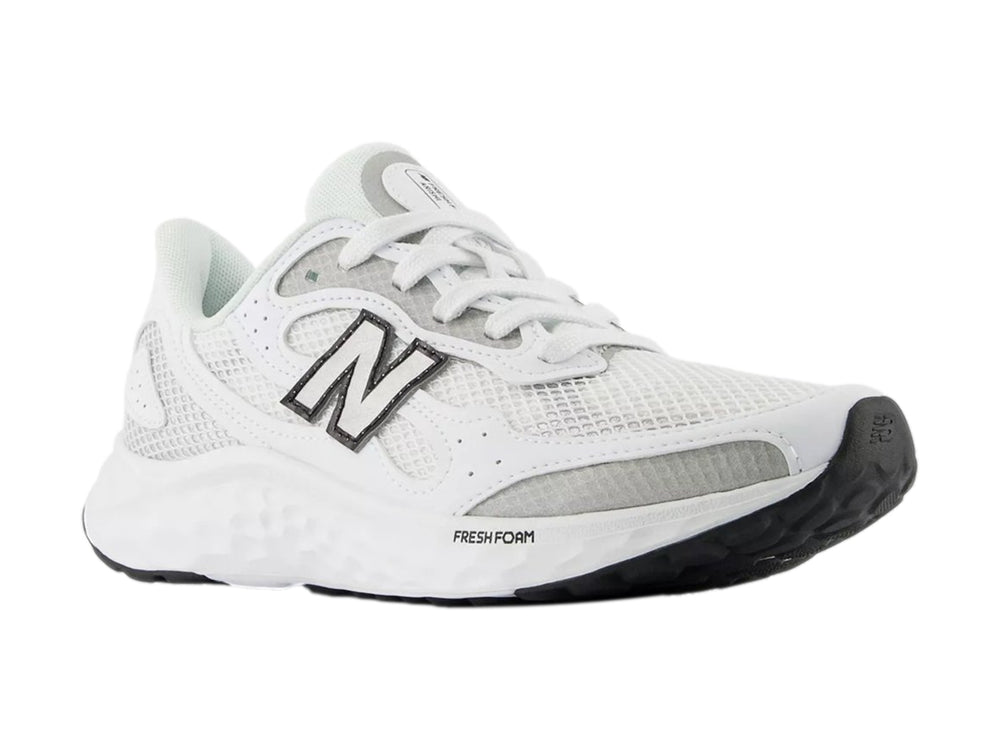 Tenis New Balance Arishi color blanco para mujer con suela Fresh Foam y detalles en gris.