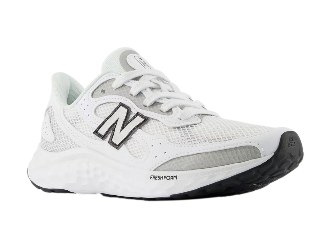 Tenis New Balance Arishi color blanco para mujer con suela Fresh Foam y detalles en gris.