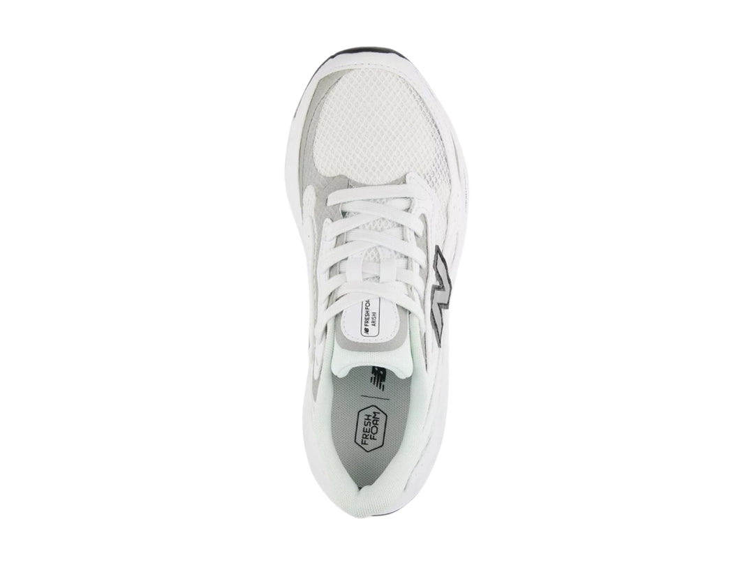 Tenis New Balance Arishi color blanco para mujer con suela Fresh Foam y detalles en gris.