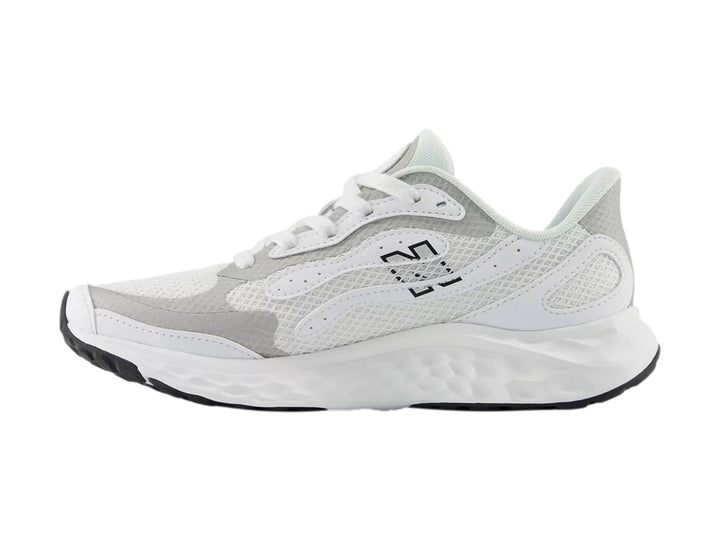 Tenis New Balance Arishi color blanco para mujer con suela Fresh Foam y detalles en gris.
