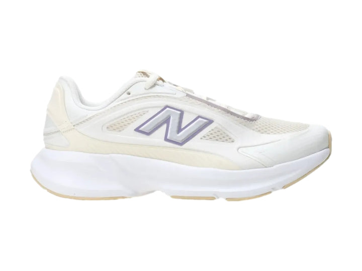 Tenis New Balance color blanco con detalles en morado y suela blanca robusta.
