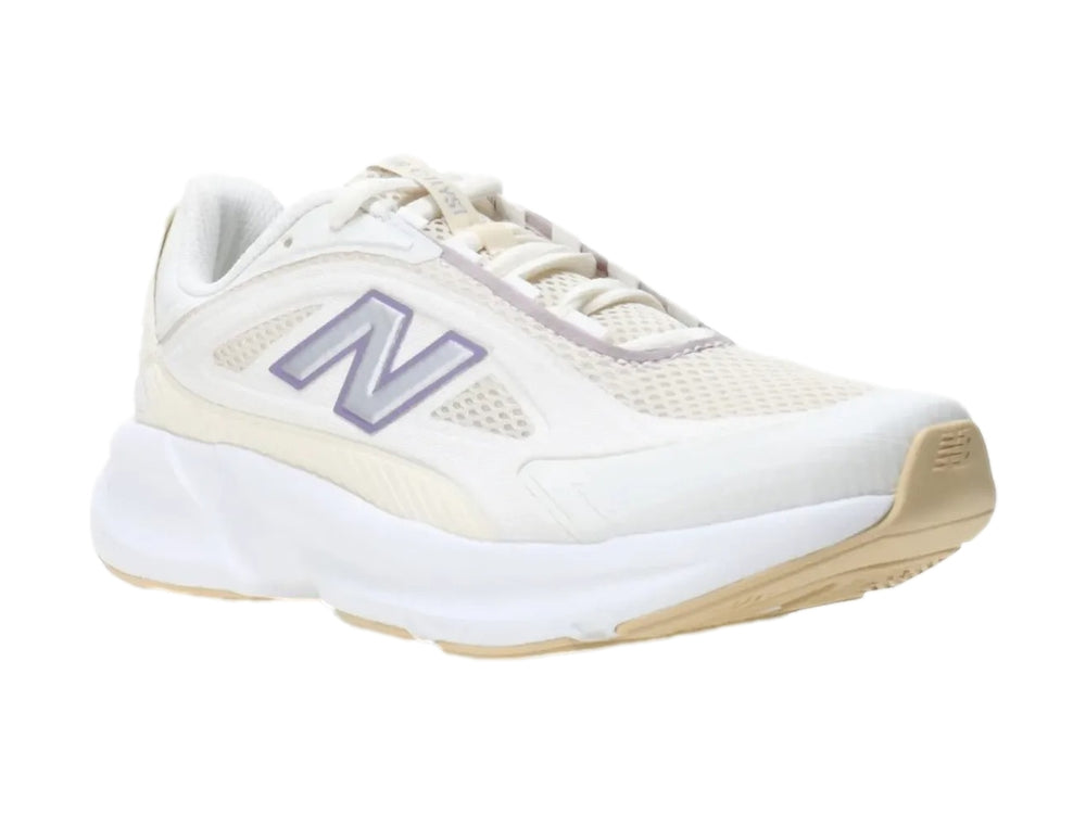 Tenis New Balance color blanco con detalles en morado y suela blanca robusta.