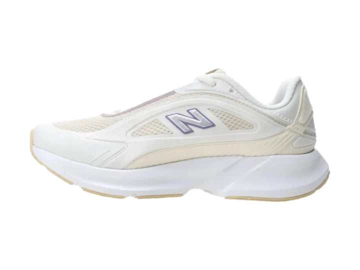 Tenis New Balance color blanco con detalles en morado y suela blanca robusta.