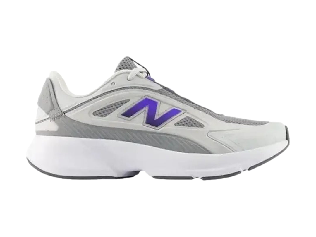 Tenis New Balance modelo W Cat en color gris y blanco con logotipo azul lateral y suela blanca robusta.