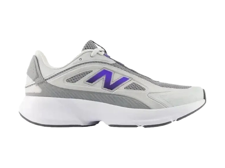 Tenis New Balance modelo W Cat en color gris y blanco con logotipo azul lateral y suela blanca robusta.