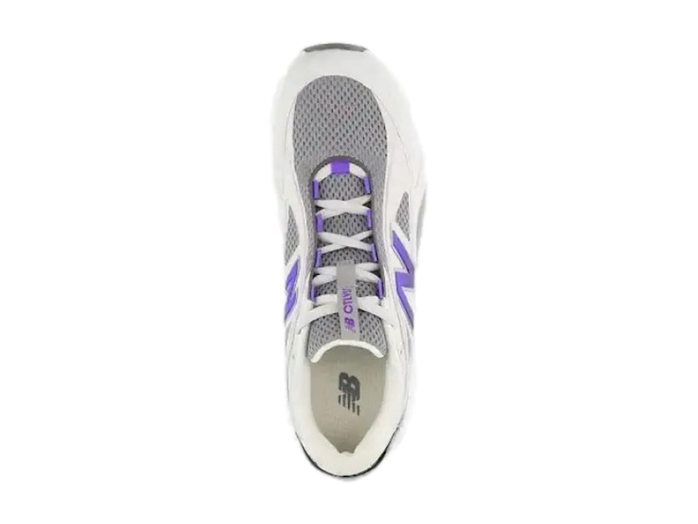 Tenis New Balance modelo W Cat en color gris y blanco con logotipo azul lateral y suela blanca robusta.