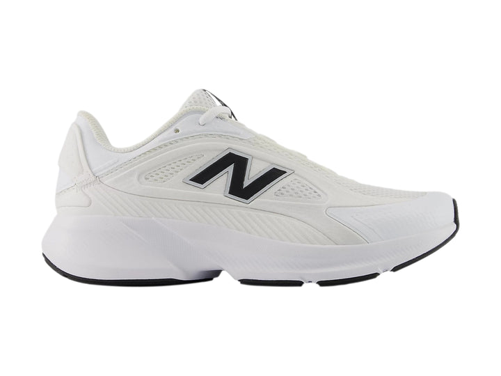Tenis New Balance CTLYST color blanco para mujer con suela deportiva y detalles en negro.