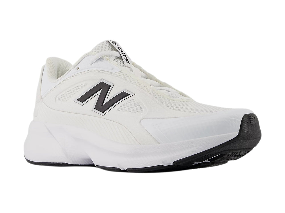 Tenis New Balance CTLYST color blanco para mujer con suela deportiva y detalles en negro.