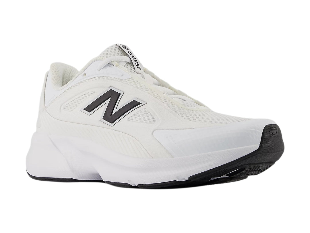Tenis New Balance CTLYST color blanco para mujer con suela deportiva y detalles en negro.