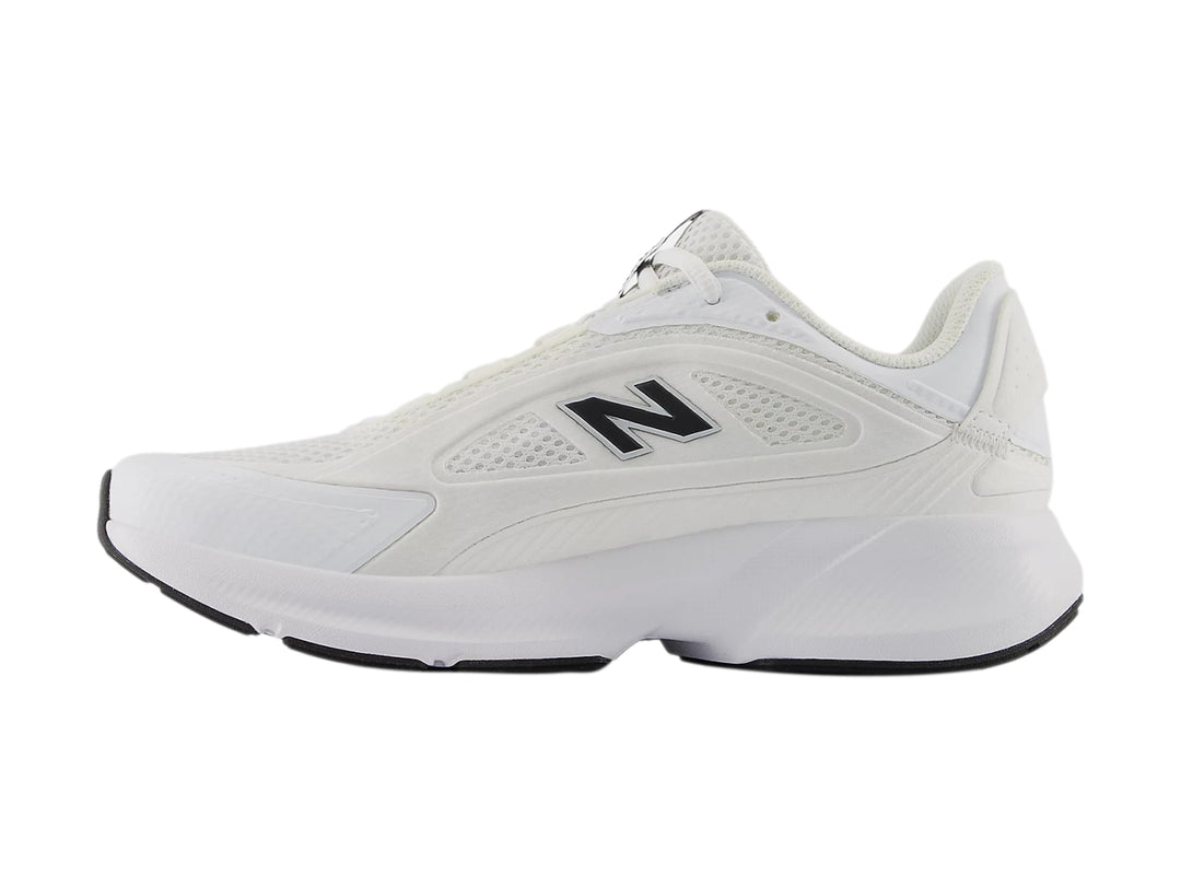 Tenis New Balance CTLYST color blanco para mujer con suela deportiva y detalles en negro.