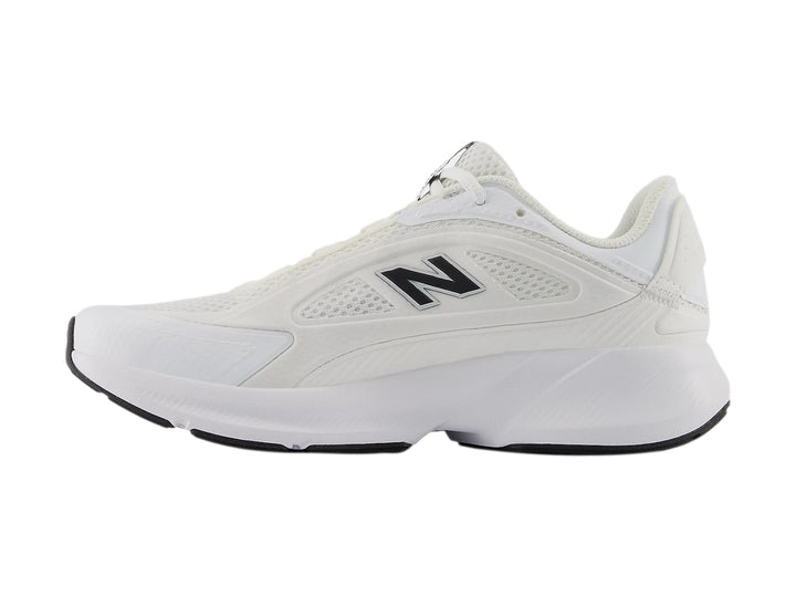 Tenis New Balance CTLYST color blanco para mujer con suela deportiva y detalles en negro.