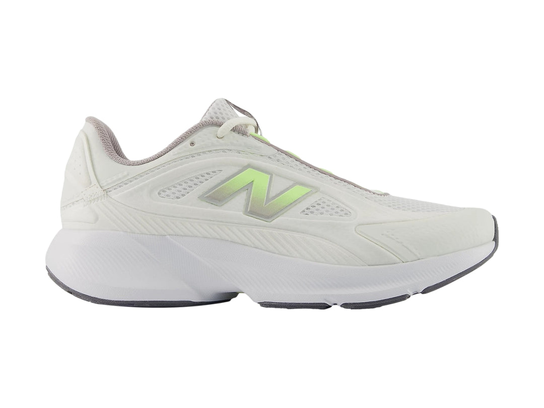 Tenis deportivos New Balance color blanco con logo verde y suela gris.