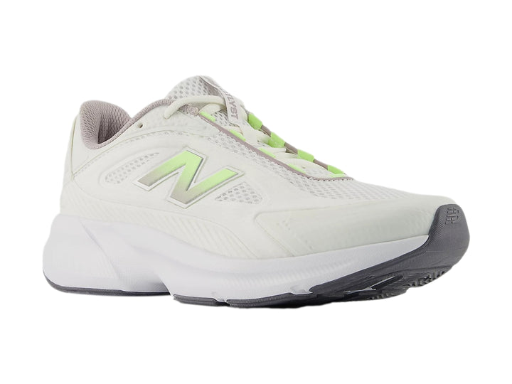 Tenis deportivos New Balance color blanco con logo verde y suela gris.