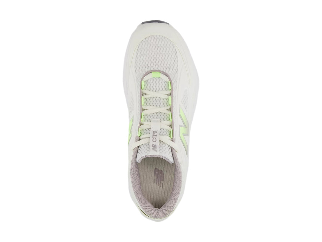 Tenis deportivos New Balance color blanco con logo verde y suela gris.