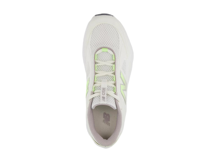 Tenis deportivos New Balance color blanco con logo verde y suela gris.