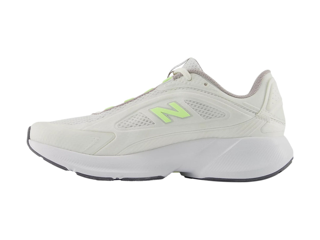 Tenis deportivos New Balance color blanco con logo verde y suela gris.