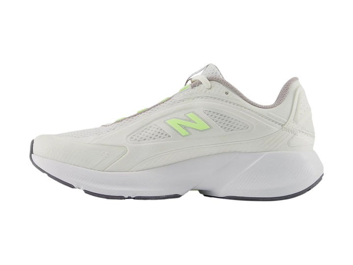 Tenis deportivos New Balance color blanco con logo verde y suela gris.