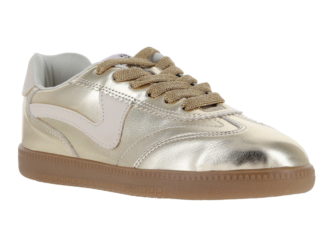 Tenis ATOK color oro inglés con acabado metálico brillante y suela color café.