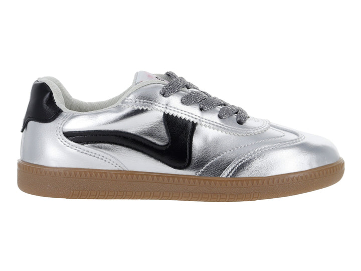 Tenis deportivos ATOK color plata con detalles en negro y suela color café.