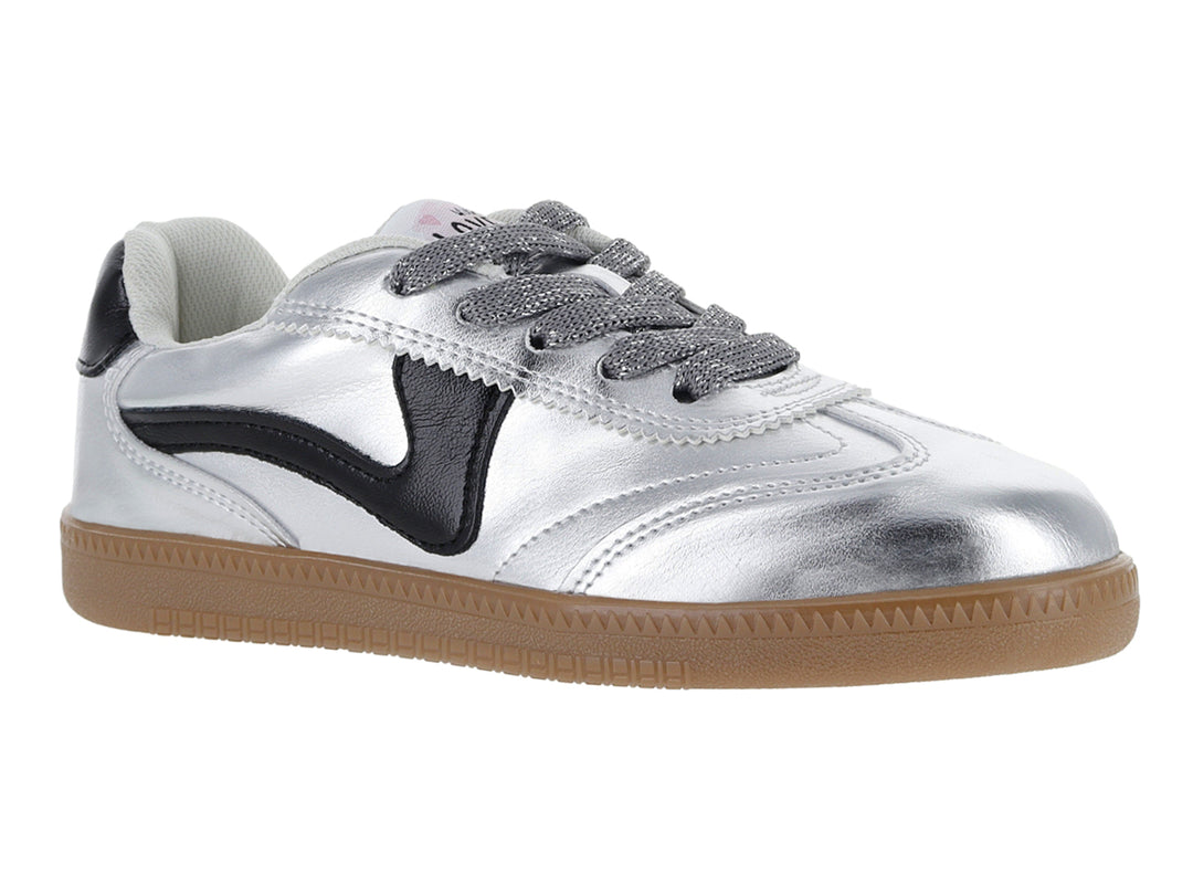 Tenis deportivos ATOK color plata con detalles en negro y suela color café.