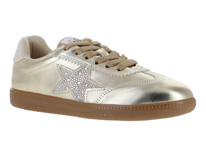Tenis ATOK color oro inglés con detalle de estrella brillante y suela color café.