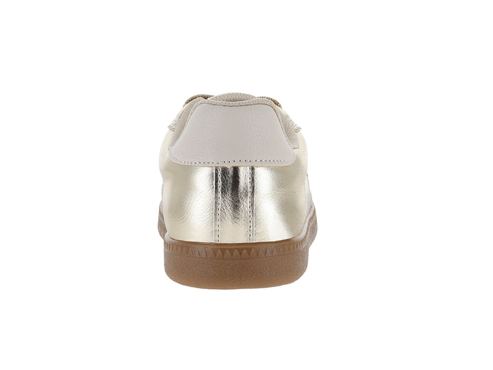 Tenis ATOK color oro inglés con detalle de estrella brillante y suela color café.