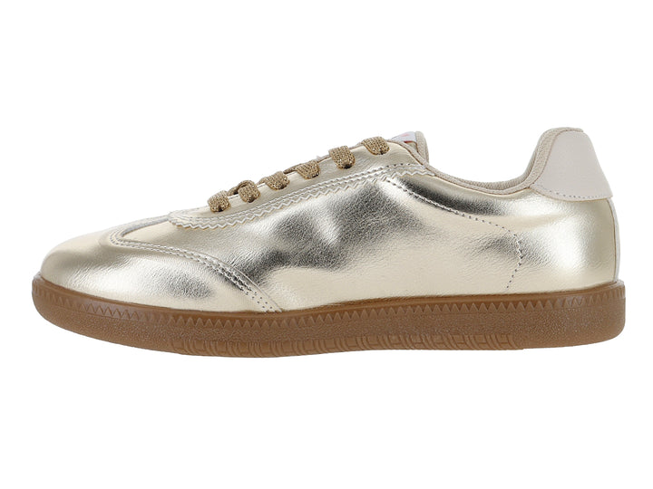 Tenis ATOK color oro inglés con detalle de estrella brillante y suela color café.